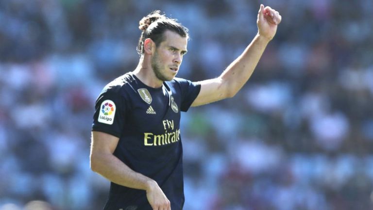 Gareth Bale levanta el brazo en el juego frente al Celta