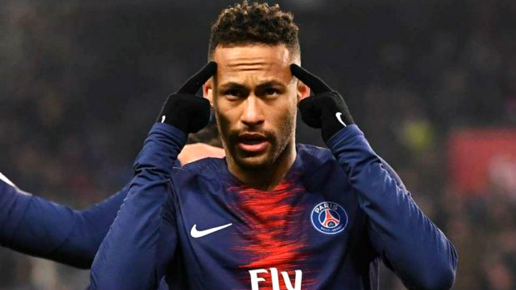 Neymar celebra anotación con el PSG 