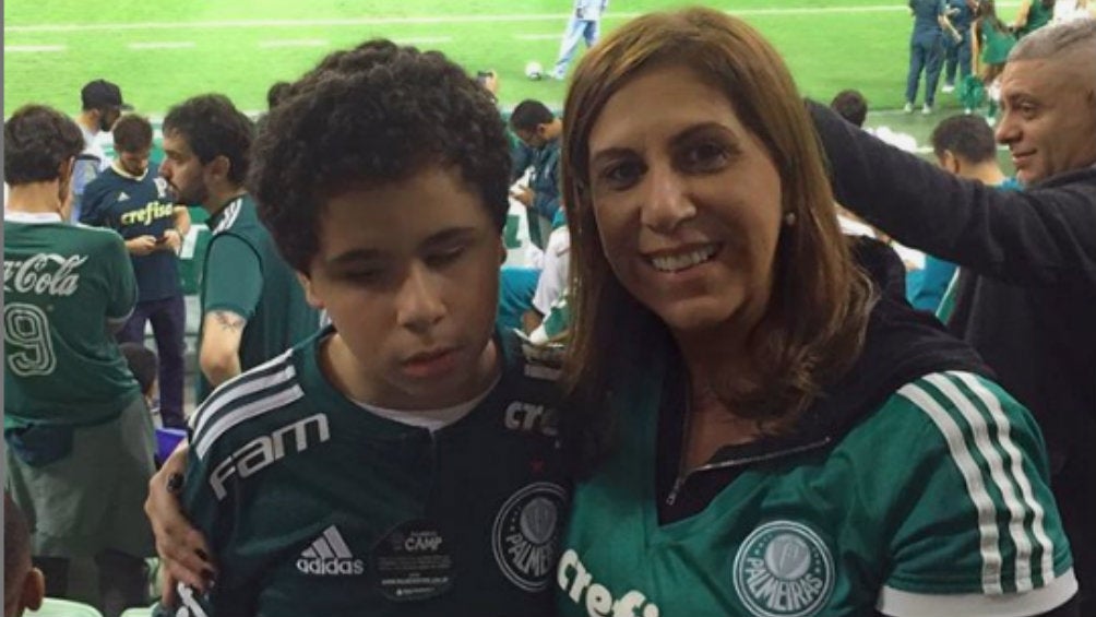 Silvia Grecco y su hijo Nickollas en un partido del Palmeiras