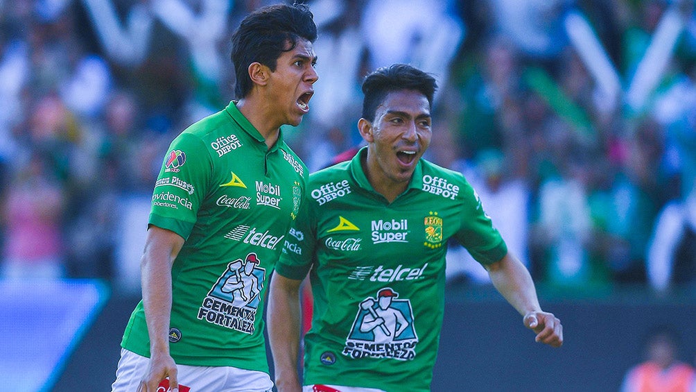 José Juan Macías y Ángel Mena celebran gol con León 