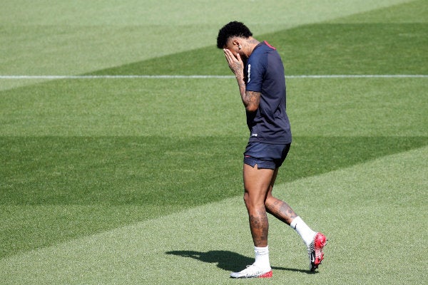 Neymar durante un entrenamiento con el cuadro parisino