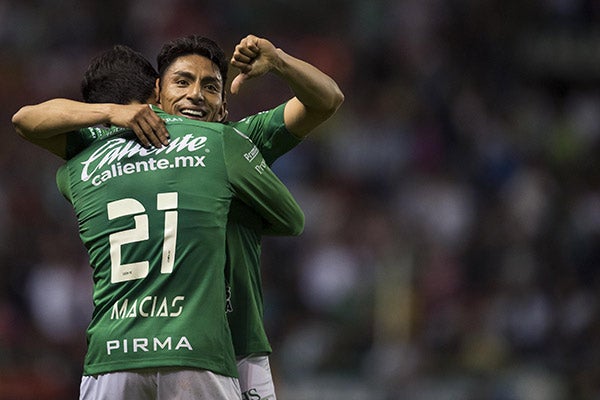 Ángel Mena y Macías festejan gol de León 