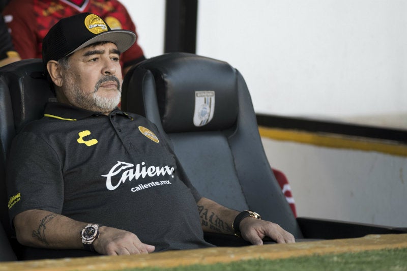 Maradona observa un juego de Dorados