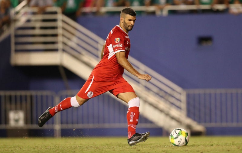 Emmanuel Gigliotti conecta el balón en un juego del Toluca