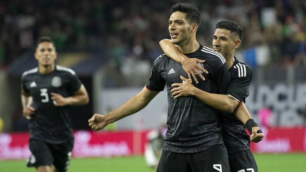 Raúl Jiménez festeja su último gol con el Tri