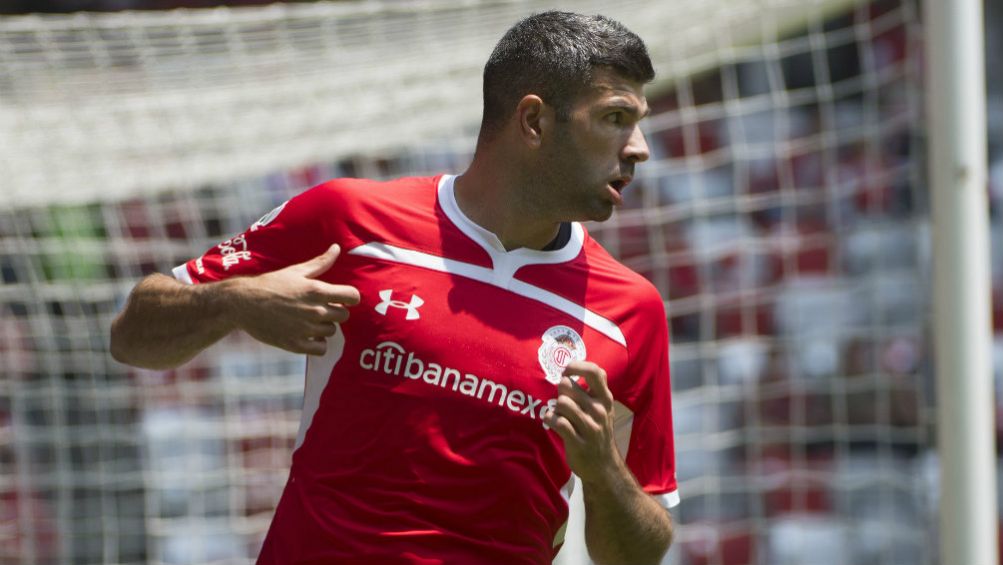 Emmanuel Gigliotti festeja un gol con Toluca