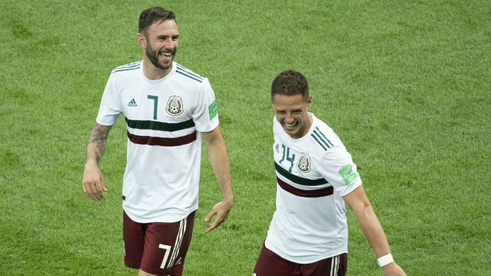 Miguel Layún y Chicharito Hernández durante un partido