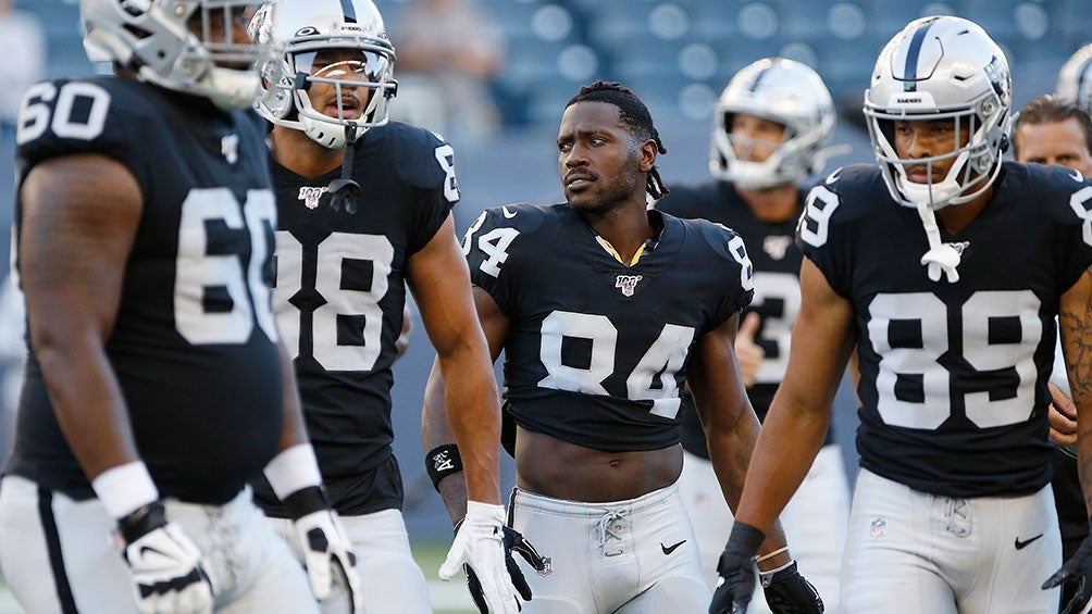 Antonio Brown, en compañía de jugadores de Raiders