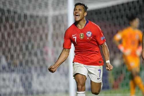 Alexis Sánchez festeja un gol con Chile