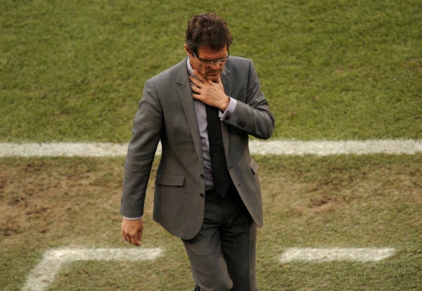 Fabio Capello en la banca de Inglaterra en el Mundial del 2010