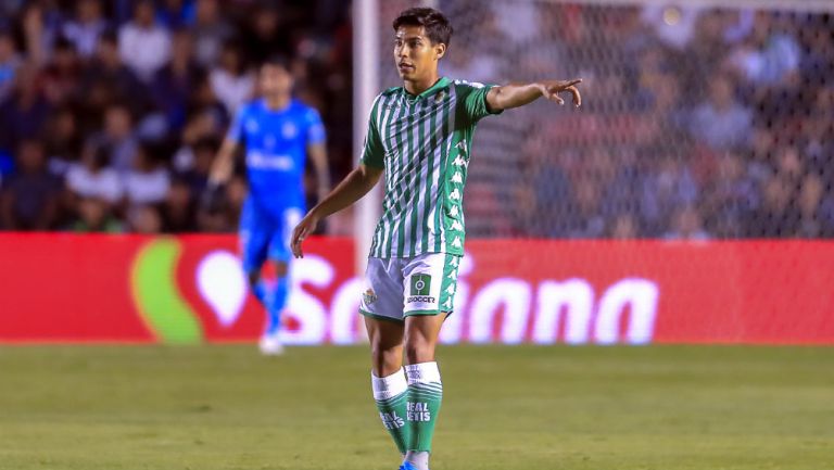 Diego Lainez durante un partido con el Real Betis 