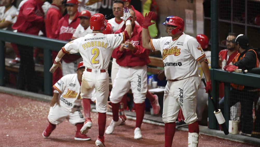 Jugadores de Diablos Rojos, en festejo durante partido