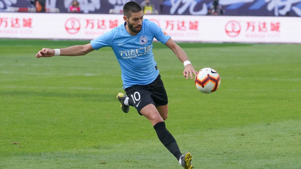 Yannick Carrasco durante un duelo en la Liga de China 