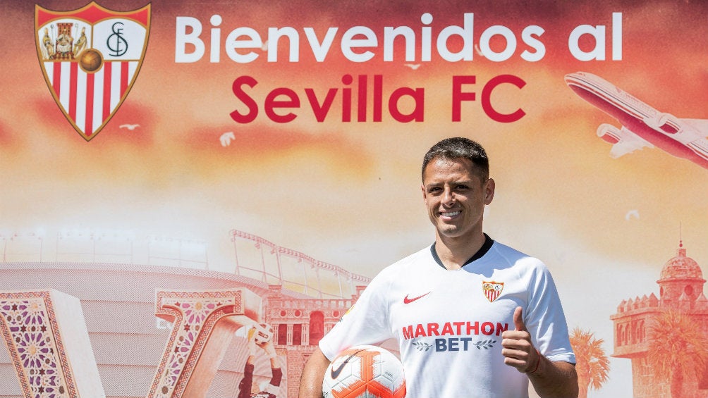 Chicharito en su presentación con el Sevilla