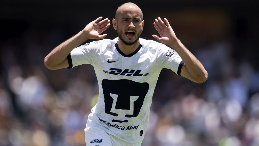 Carlos González, durante un duelo con Pumas 