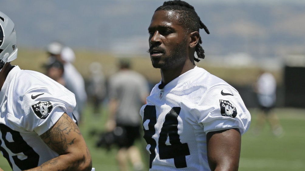 Antonio Brown durante una práctica con los Raiders