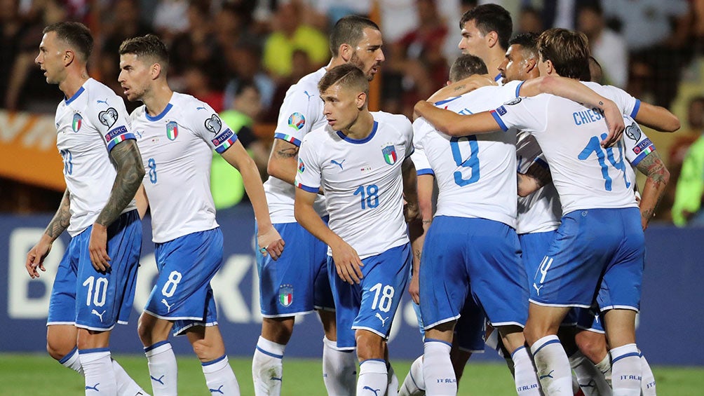 Jugadores de Italia festejan gol con Italia 