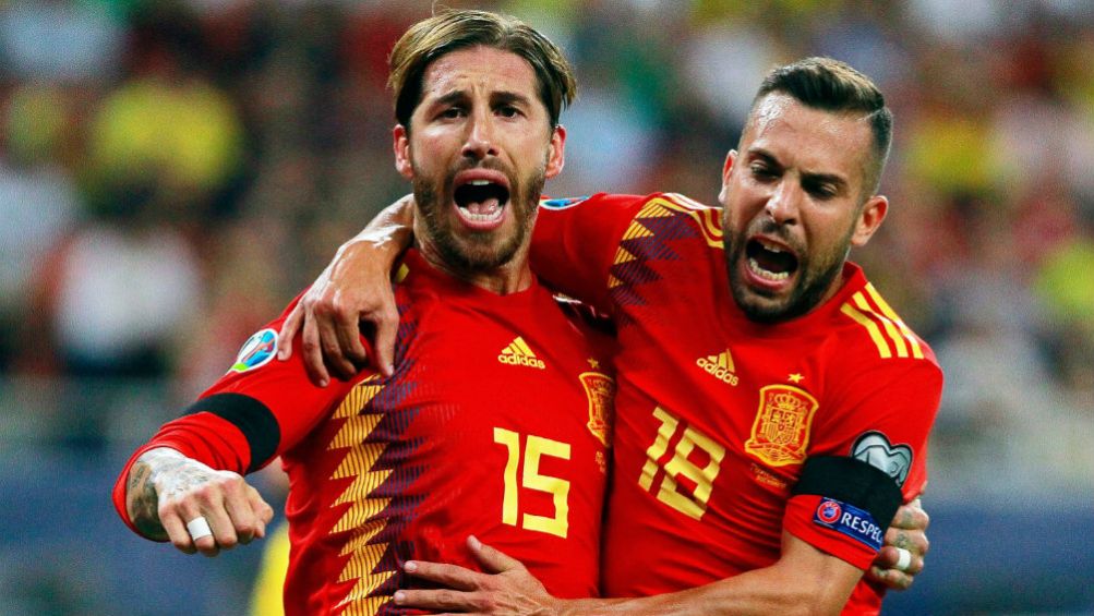 Sergio Ramos y Jordi Alba festejan tras un gol frente a Rumanía