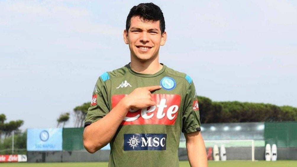 Hirivng Lozano previo a una práctica con el Napoli