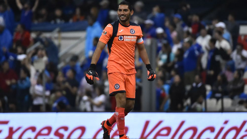 Jesús Corona, en un partido de Cruz Azul