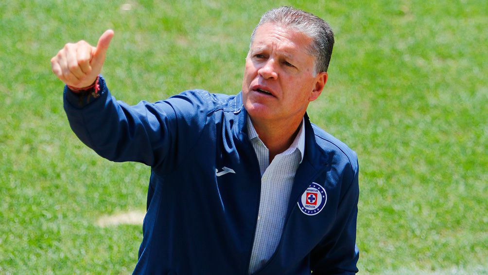 Peláez saluda en entrenamiento de Cruz Azul 