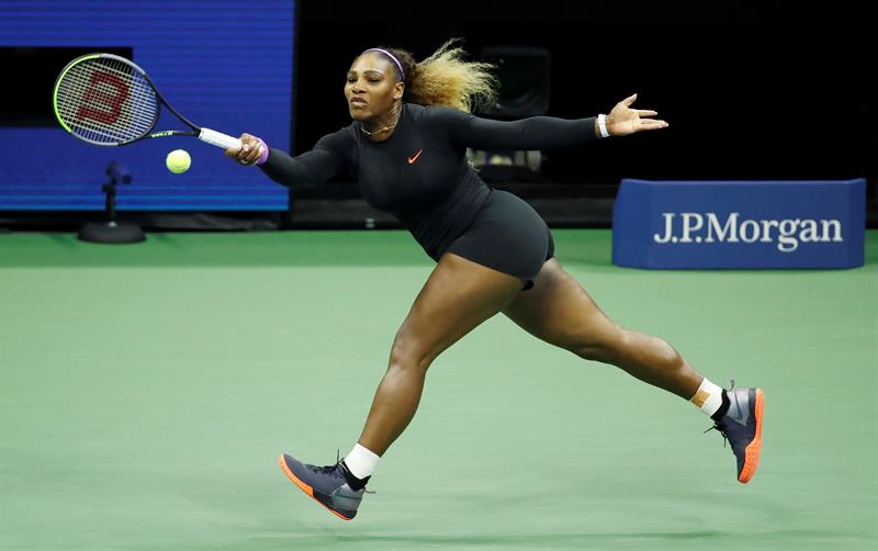 Serena Williams golpea la bola con su raqueta