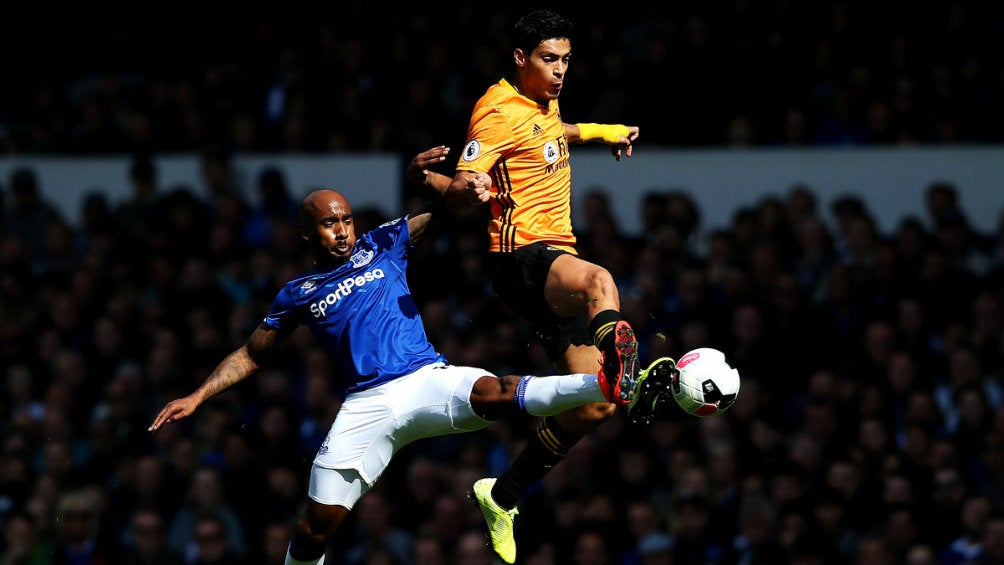 Raúl Jiménez disputa el balón en el partido ante el Everton