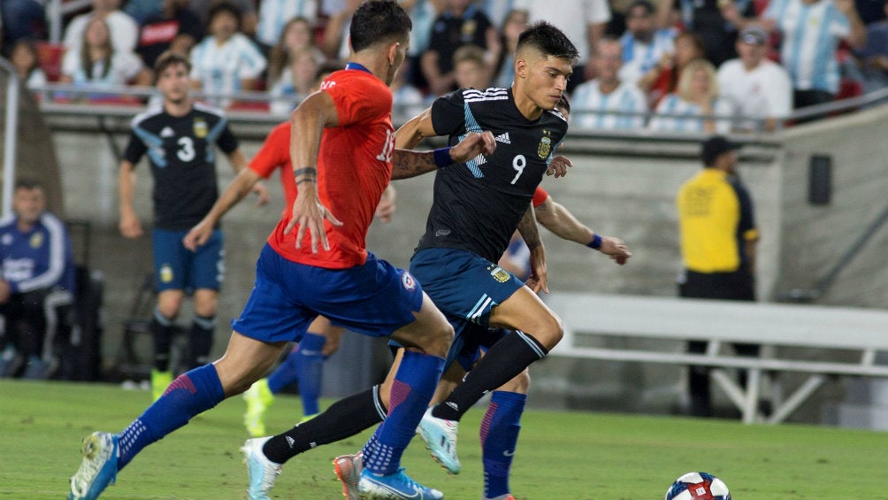 Joaquín Correa conduce la redonda contra su rival