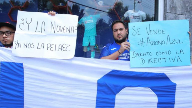 Afición celeste manifestándose a las afueras de La Noria