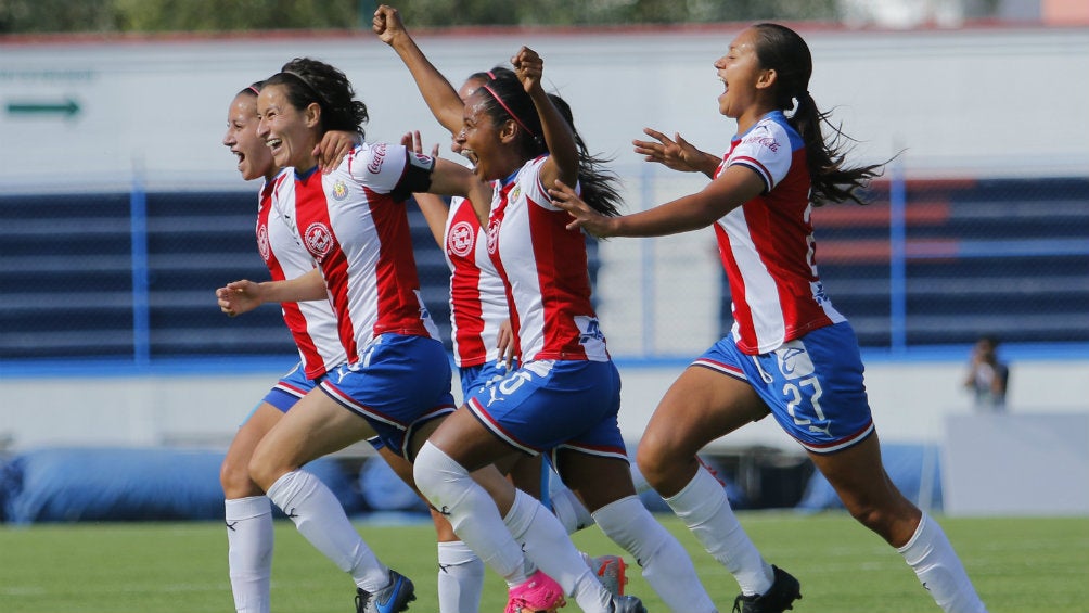 Chivas Femenil celebra una anotación contra Cruz Azul 