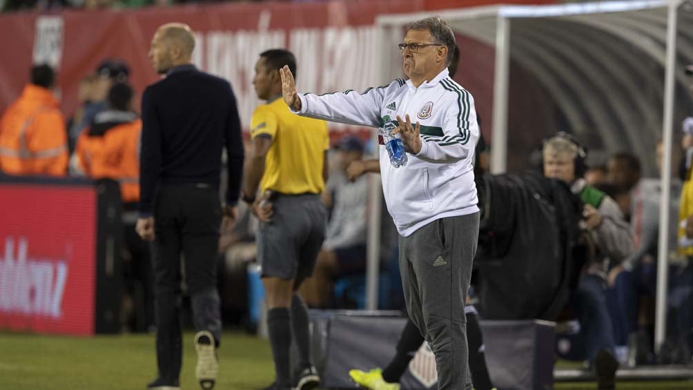 Tata Martino le da indicaciones a sus pupilos