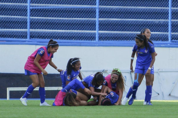 Cruz Azul celebra un gol frente a Chivas