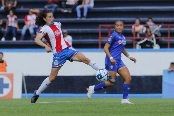 Tania Morales en acción durante un encuentro contra Cruz Azul 