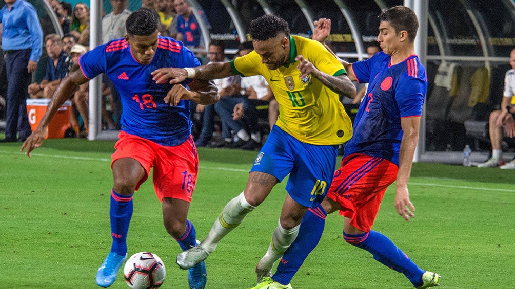 Neymar dribla en juego de Brasil contra Colombia 