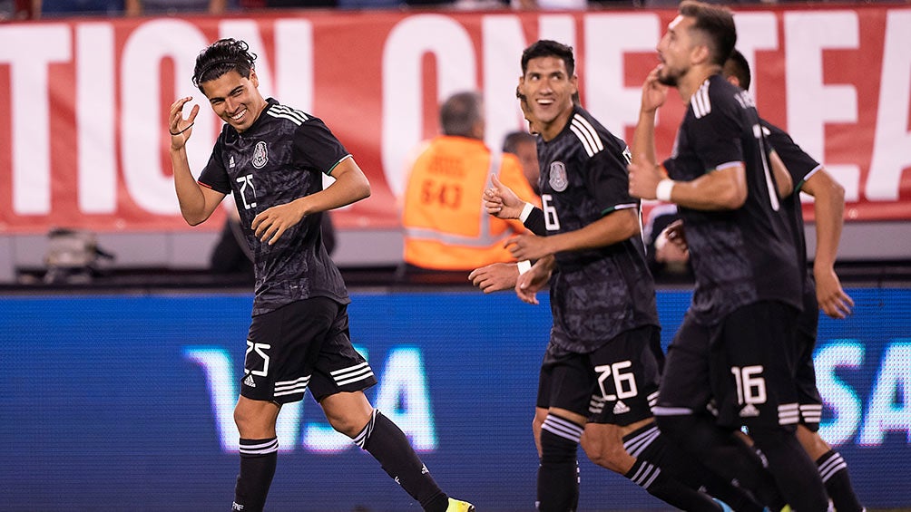 Guti celebra gol con el Tri