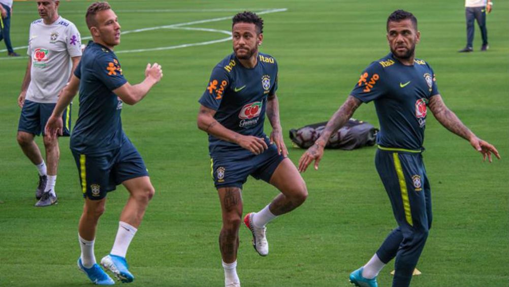 Neymar y Alves, en un entrenamiento de Brasil