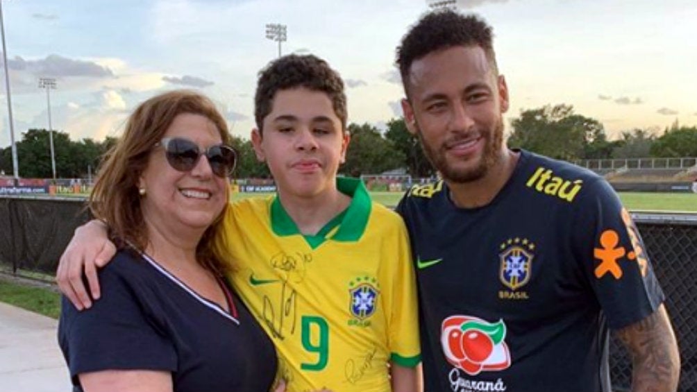 Silvia Grecco y su hijo Nickollas junto a Neymar