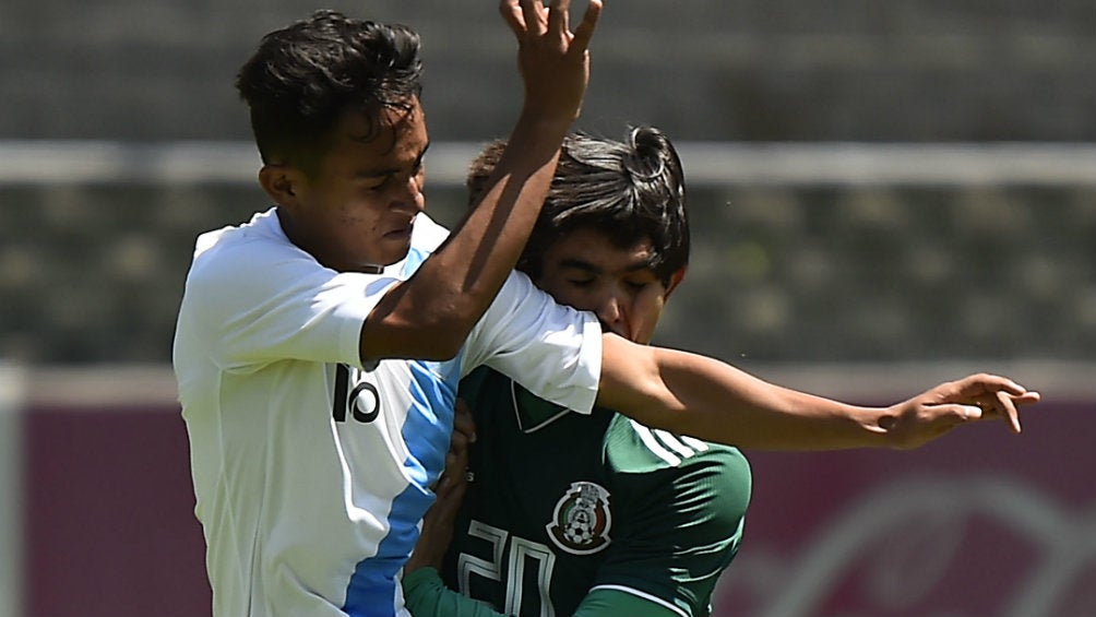 Bruce El-mesmari Sangochian, lucha por el balón contra su rival