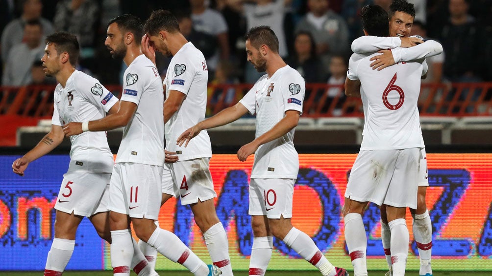 Jugadores de Portugal tras la anotación de CR7