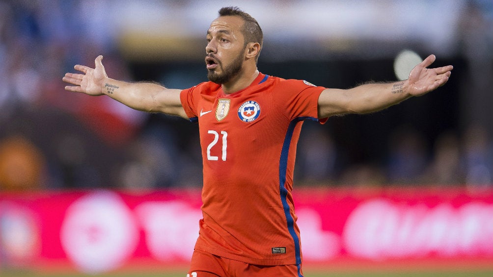 Marcelo Díaz durante un juego con la Selección de Chile