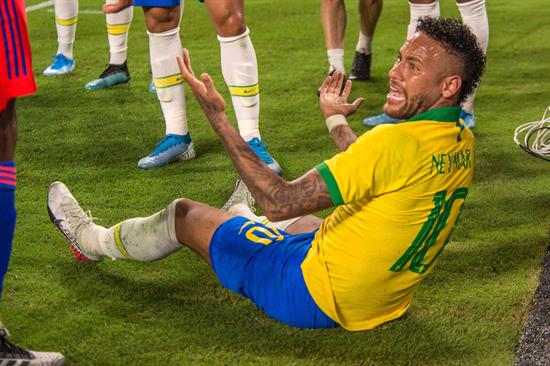 Neymar se queja de un golpe 