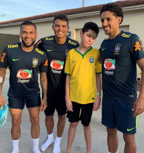 Nickollas junto a jugadores brasileños