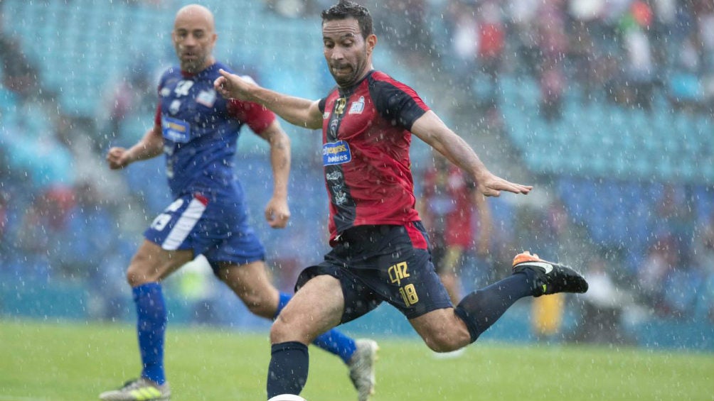 Luis Gabriel Rey se prepara para rematar durante el partido contra Cruz Azul