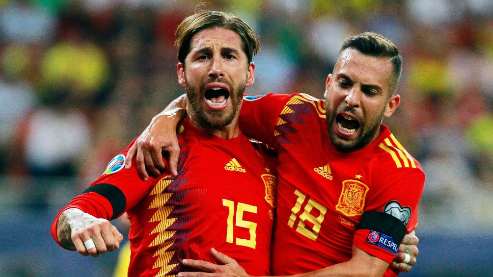 Sergio Ramos celebra uno de sus goles con España