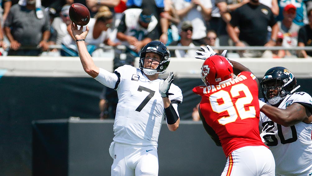 Nick Foles lanza un pase con los Jaguars