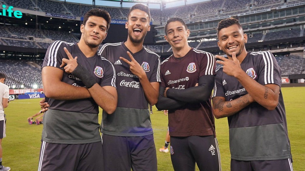 Raúl Jiménez, Diego Reyes, Hugo Gozález y Jesús Corona en la concentración del Tri