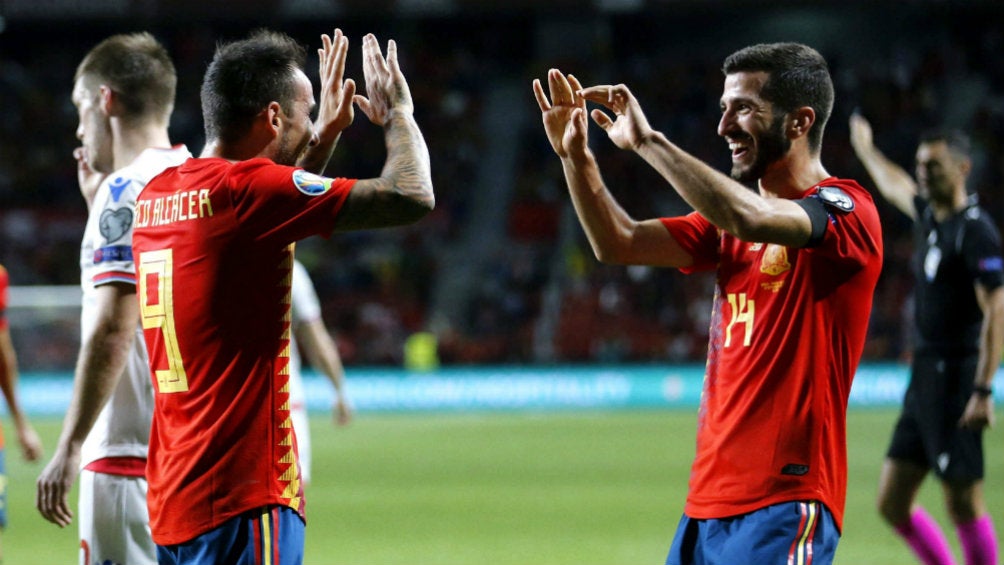 Paco Alcácer y Gayá celebran el cuarto gol sobre Islas Feroe