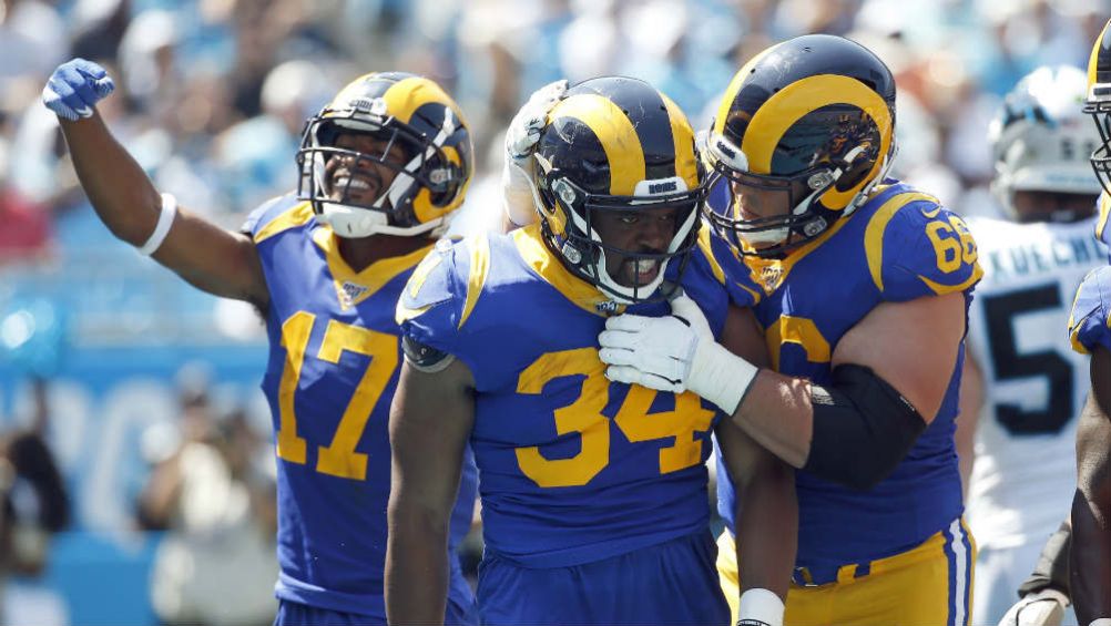 Jugadores de Rams festejan touchdown