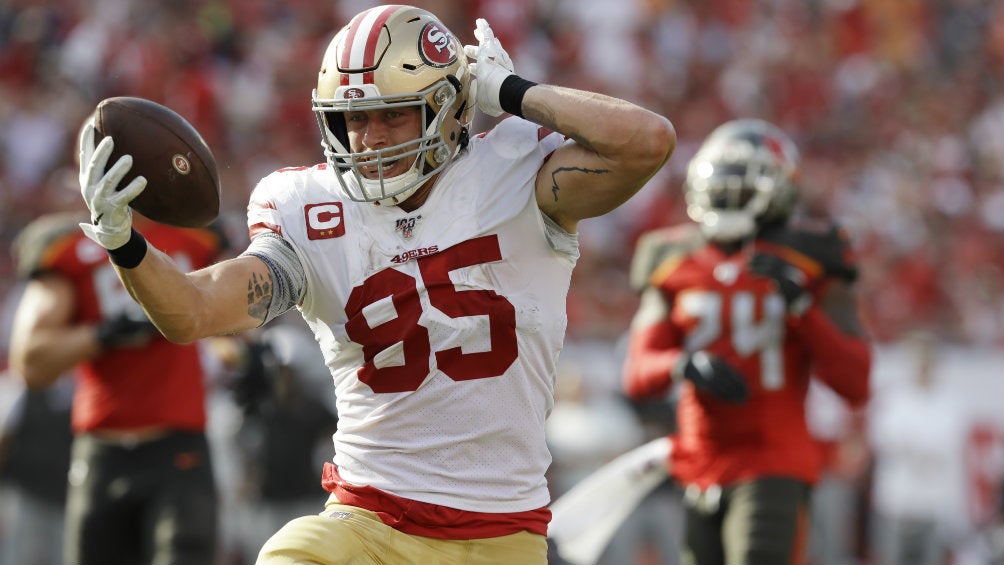 Greg Kittle festeja una anotación ante los Buccaneers