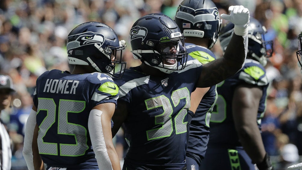 Chris Carson celebra un tochdown ante Cincinnati